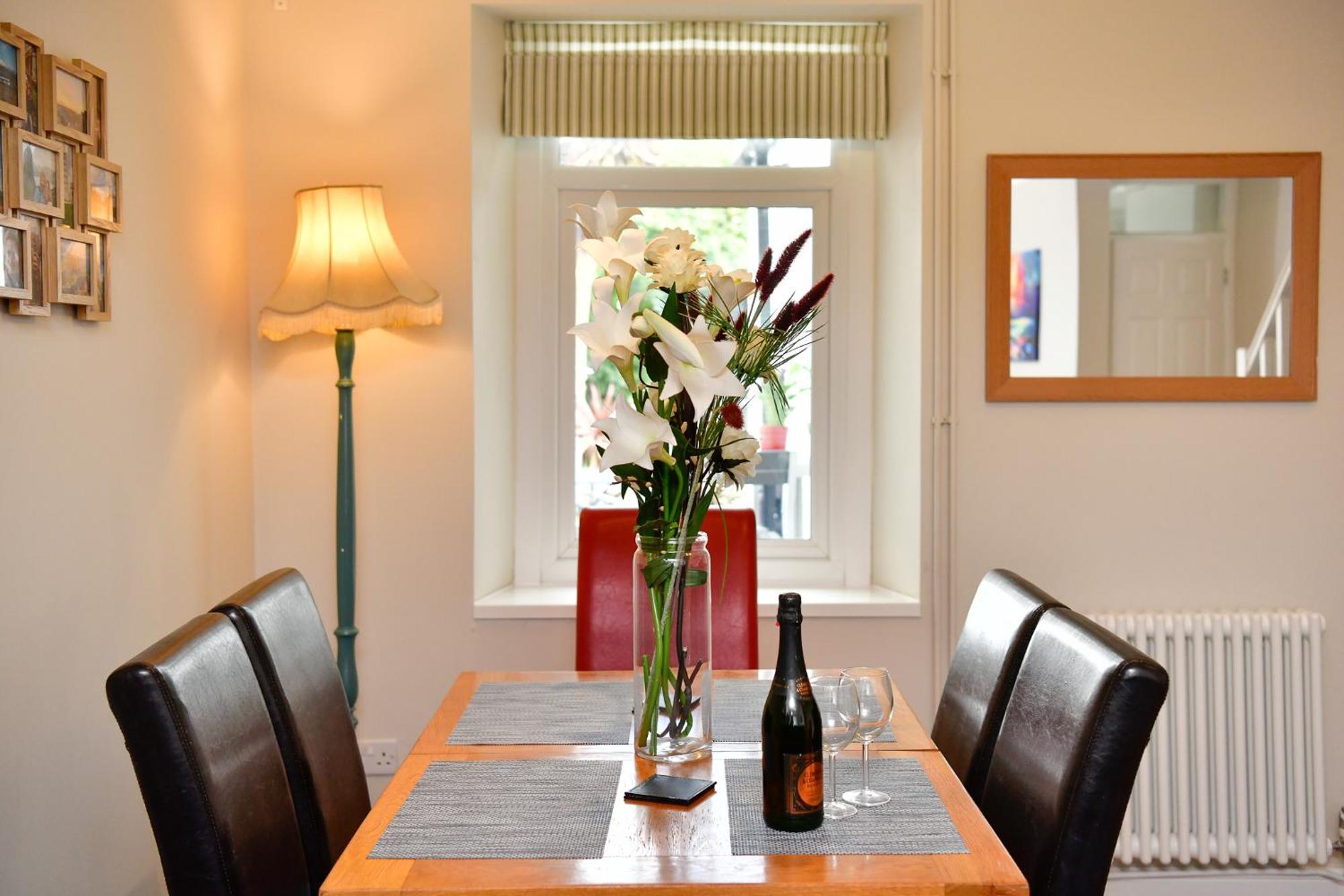 Free Parking - Heart Of The City - Superb Townhouse & Garden - Peaceful Area But Only 5Min Walk To Beach, Shops, Bars, Arena, Marina, Parks Swansea Exteriör bild