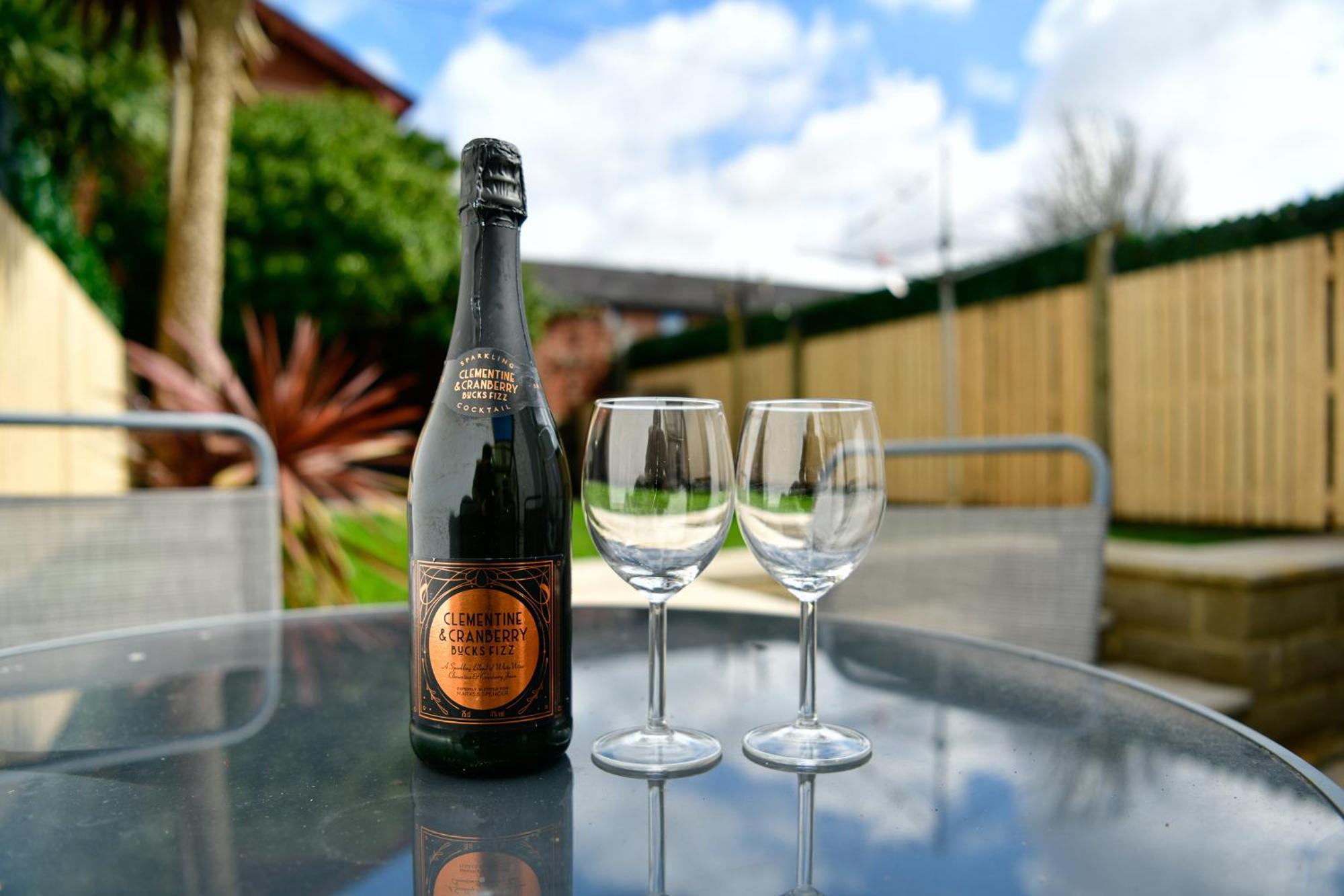 Free Parking - Heart Of The City - Superb Townhouse & Garden - Peaceful Area But Only 5Min Walk To Beach, Shops, Bars, Arena, Marina, Parks Swansea Exteriör bild